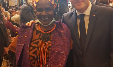 La comédienne Naky Sy Savané en compagnie, après les débats, du président Français Emmanuel Macron.